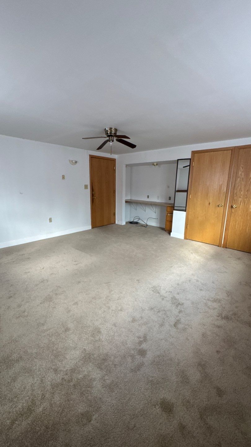 Unit 21 – Large Room with Desk Nook
